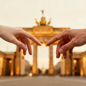 Ich bin dein Mensch – Zwei Hände vor dem Brandenburger Tor